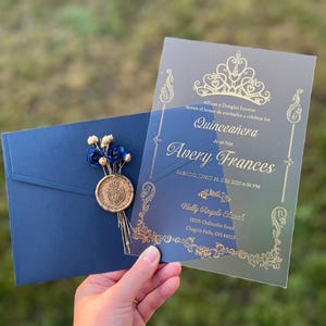 Invito Quinceanera in acrilico, busta blu navy, dorato, corona da principessa, invito Quinceañera incoronato, invito moderno per i 16 anni