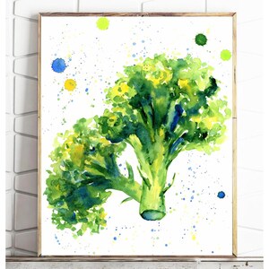 Könnte beinhalten: Aquarellmalerei eines grünen Brokkolis mit gelben und blauen Aquarellspritzer auf weißem Hintergrund.