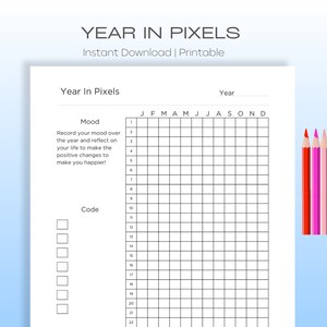以下が含まれることがあります： ピクセルで1年間の気分を追跡できる印刷可能なトラッカー。トラッカーは、年の各月を表す12列と、気分を記録するための22行のグリッドです。ページの上部には「Year in Pixels」というテキストがあります。左の列には「Mood」というテキストがあります。左の列には「Code」というテキストがあります。「Code」の隣には8つの空白のボックスがあります。グリッドの上部には「JFMAMJJASOND」というテキストがあります。ページの上部には「Year」というテキストがあります。