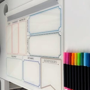 Può includere: Lavagna bianca con bordi colorati ed etichette per organizzare i compiti. Le etichette includono "Da fare", "In corso", "In attesa", "Backlog", "Completato", "Seguimento", "Imminente" e "Promemoria".