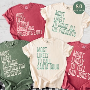 Peut inclure: Cinq t-shirts à manches courtes et col rond en rouge, crème et vert. Les t-shirts présentent un texte vieilli : Most Likely To Open Christmas Presents Early, Most Likely To Shake All The Presents, Most Likely To Trade Brother For Presents, Most Likely To Call Santa Bruh et Most Likely To Tell Dad Joke's.