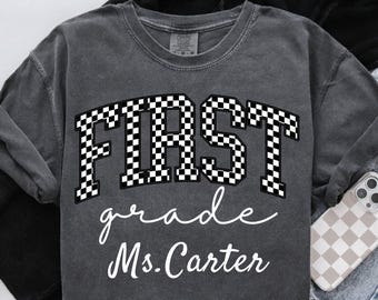 Camiseta con nombre para maestro de primer grado, color cómodo, regalo para maestro, camiseta a cuadros para el regreso a clases, camiseta del equipo de maestros de primer grado, regalo de agradecimiento