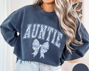 Toile De Jouy Auntie Sweatshirt Comfort Colors Floral Aunt Crewneck Auntie Chinoiserie Coquette Sweater Retro Blue Tee Gift For New Boy Aunt