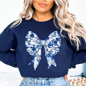 Blue Toile Bow Sweatshirt Coquette Chinoiserie Bow Girly Sweater Floral Retro Crewneck Gift Trendy Flower Bow Jumper Toile de Jouy Sweat Top