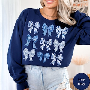 Chinoiserie Coquette Bow Sweatshirt Blue Toile de Jouy Comfort Colors Sweater French Floral Crewneck Trendy Girly Gift Retro Winter Bows Top