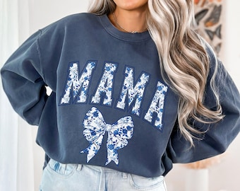 Chinoiserie Mama Sweatshirt Coquette Comfort Colors Top Toile De Jouy Retro Shirt Varsity Mama Jumper Girly Aesthetic Blue Bow Gift for Mom
