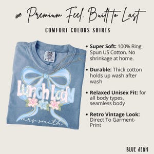 Puede incluir: Camiseta azul Comfort Colors con un dise&ntilde;o de lazo y flores, con el texto "Lunch Lady" y "mrs. smith". La camiseta est&aacute; hecha de algod&oacute;n estadounidense hilado en anillo y tiene un ajuste unisex relajado.