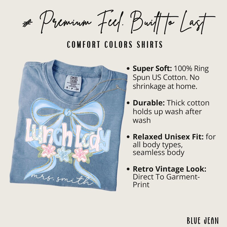 Puede incluir: Camiseta azul Comfort Colors con un dise&ntilde;o de lazo y flores, con el texto "Lunch Lady" y "mrs. smith". La camiseta est&aacute; hecha de algod&oacute;n estadounidense hilado en anillo y tiene un ajuste unisex relajado.