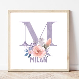 NOMBRE DE BEBÉ e inicial imprimibles digitales de 14 x 14 con acuarela floral bohemia con letra inicial de color púrpura suave y nombre de bebé, decoración de guardería