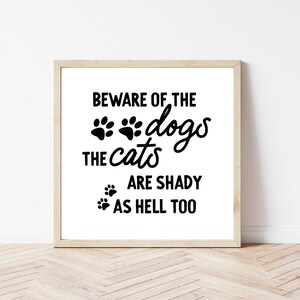 Poster decorativo da parete in metallo con scritta Beware Of The Dog The Cat Is Shady As Hell Too, 20 x 30 cm