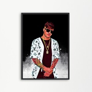 Può includere: Un'illustrazione digitale di una persona che indossa una camicia bianca con un motivo bianco e nero, occhiali da sole neri e una catena d'oro con un ciondolo. La persona è in piedi davanti a uno sfondo bianco e grigio.