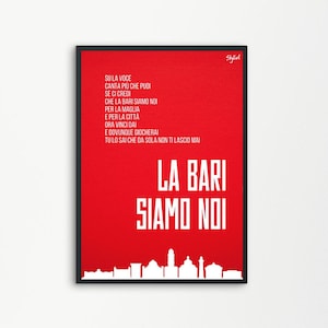 Può includere: Un poster rosso incorniciato con testo bianco. Il poster presenta testo italiano, tra cui "LA BARI SIAMO NOI" a grandi lettere. Una silhouette bianca dello skyline è in basso. Il poster è in una cornice nera.