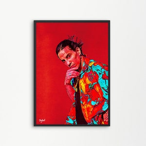 Può includere: Una stampa d'arte digitale di una persona con capelli scuri e una camicia con motivi colorati, su uno sfondo rosso. La stampa è incorniciata in nero.