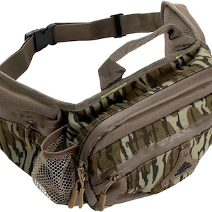 K&ouml;nnte beinhalten: Eine braune und tarnfarbene Bauchtasche mit mehreren Rei&szlig;verschlussf&auml;chern und einer Netztasche. Die Tasche hat einen schwarzen Schnallenverschluss und einen Griff. Der Text "Bottomland" ist auf der Vorderseite der Tasche zu sehen.