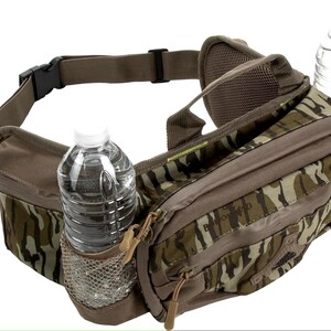 K&ouml;nnte beinhalten: Eine H&uuml;fttasche mit Camouflage-Muster mit mehreren Rei&szlig;verschlussf&auml;chern und zwei Wasserflaschenhaltern. Die Tasche hat einen schwarzen Schnallenverschluss und ein gepolstertes R&uuml;ckenteil. Die Wasserflaschen sind aus klarem Kunststoff.