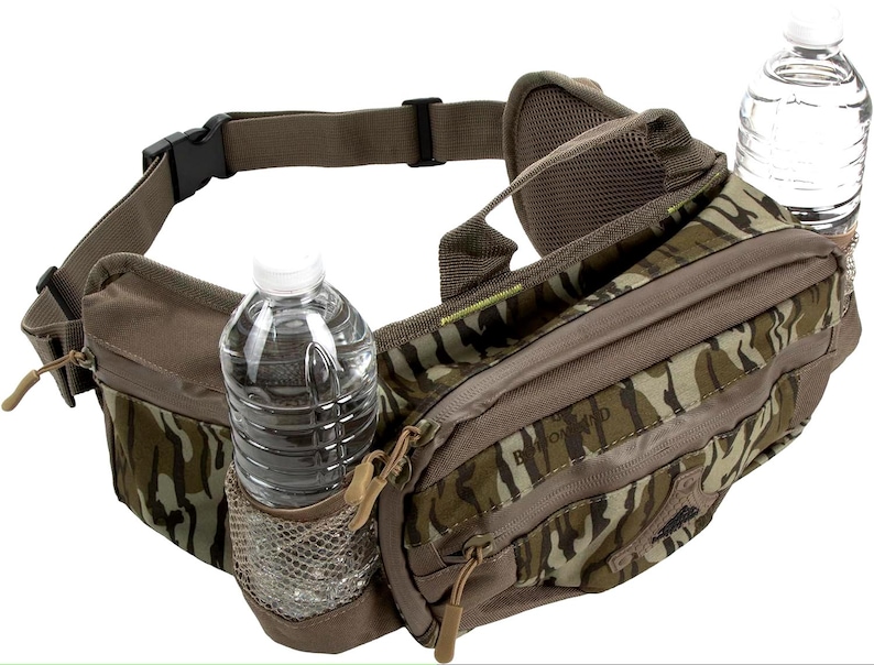 K&ouml;nnte beinhalten: Eine H&uuml;fttasche mit Camouflage-Muster mit mehreren Rei&szlig;verschlussf&auml;chern und zwei Wasserflaschenhaltern. Die Tasche hat einen schwarzen Schnallenverschluss und ein gepolstertes R&uuml;ckenteil. Die Wasserflaschen sind aus klarem Kunststoff.