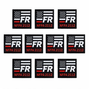 Op de afbeelding: Tien identieke vierkante zwarte patches met een gestileerde Amerikaanse vlag in wit en rood. Elke patch toont de dikgedrukte witte letters FR, een dunne horizontale rode lijn en de rode tekst NFPA 2112 aan de onderkant van de patch.