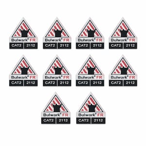 Könnte beinhalten: Ein Set aus drei Keramikbechern mit gesprenkelter, matter Oberfläche. Die Becher sind in Creme-, Hellgrau- und Dunkelgrautönen gehalten. Jeder Becher hat ein schlichtes, minimalistisches Design und einen abgerundeten Henkel.