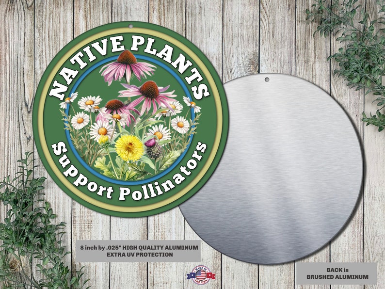 Puede incluir: Un letrero redondo de metal con fondo verde y texto blanco que dice "NATIVE PLANTS Support Pollinators". El letrero presenta una ilustraci&oacute;n colorida de varias plantas y flores nativas. El letrero tiene 20,3 cm de di&aacute;metro y est&aacute; hecho de aluminio de alta calidad con protecci&oacute;n UV.
