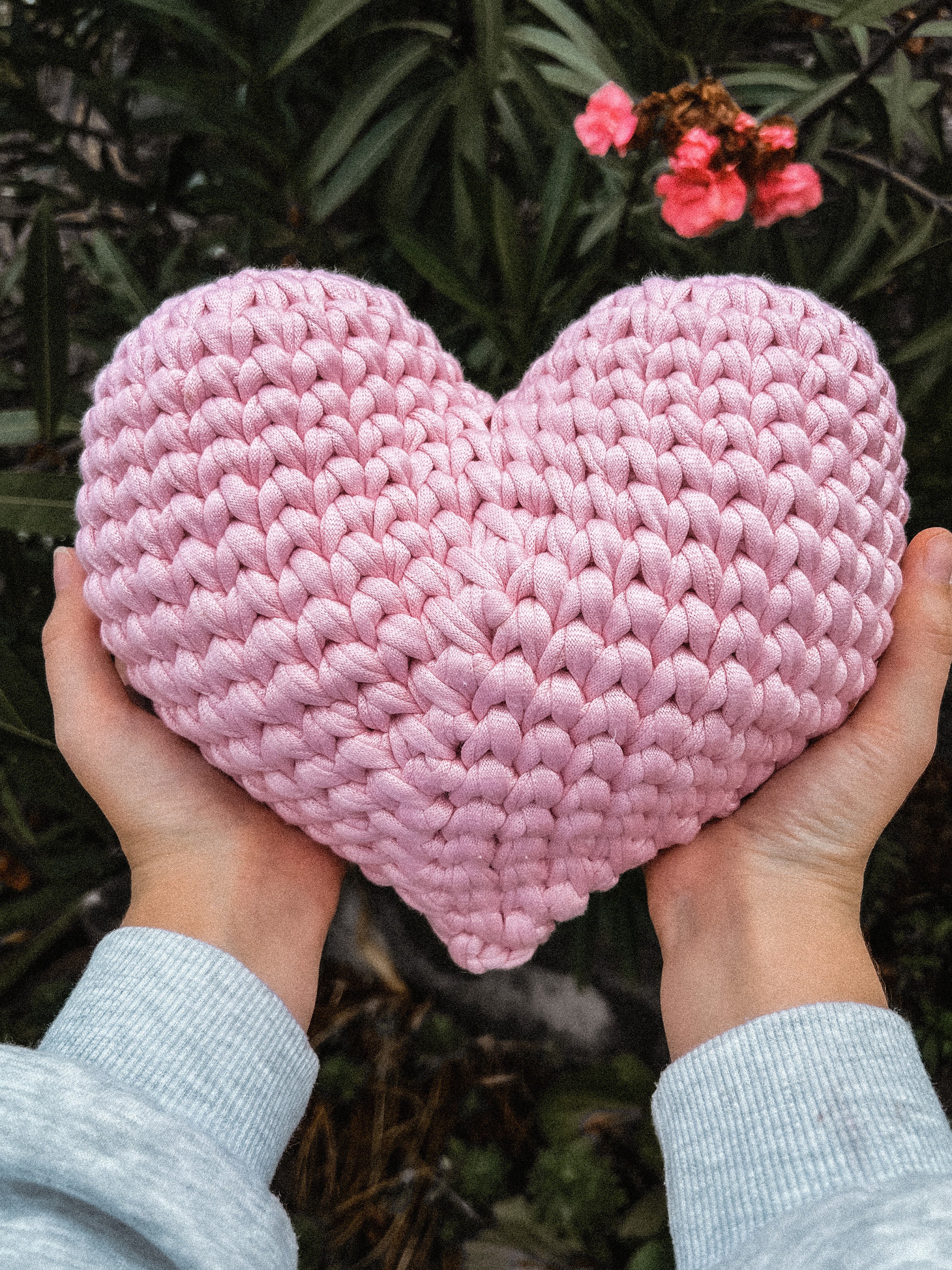 lilleliis - Chunky T-shirt yarn + 12 mm crochet hook = ♥️ Read the story  and find a link to my free amigurumi heart pattern 👉🏻   Spread the love!