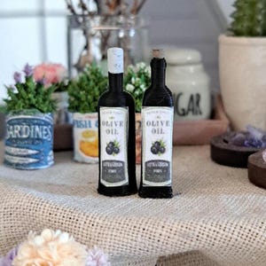 Miniatuurpoppenhuis olijfolieflessen: decor schaal 1/12