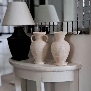 Miniatuur vaas met poppenhuisurn: decor op schaal 1/12