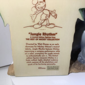 Puede incluir: Una figurita de color crema de Mickey Mouse tocando m&uacute;sica en un entorno de selva. La figurita forma parte de la "Best of Mickey Collection" y se titula "Jungle Rhythm".