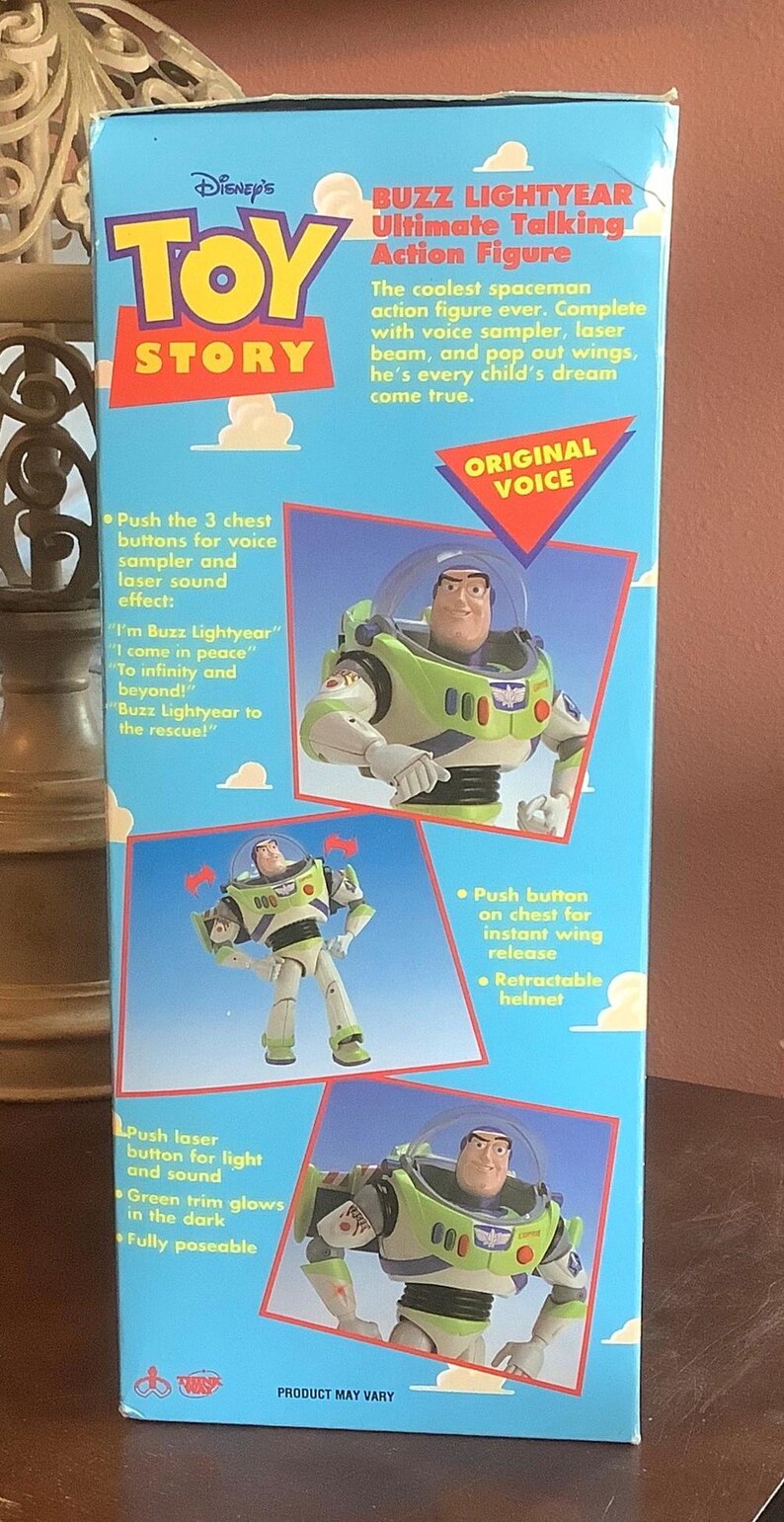 Op de afbeelding: Blauwe doos voor de Buzz Lightyear Ultimate Talking Action Figure. De doos toont het Toy Story-logo en afbeeldingen van de Buzz Lightyear actiefiguur. Kenmerken zijn een stem sampler, laserstraal, uitklapbare vleugels en een intrekbare helm.