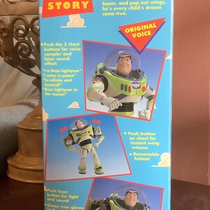 Op de afbeelding: Een doos voor een Buzz Lightyear Ultimate Talking Action Figure van Disney's Toy Story. De blauwe doos toont afbeeldingen van het speelgoed, met tekst over functies zoals een stem sampler en uitklapbare vleugels.