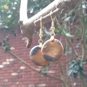Dunkelblaue und goldfarbene runde Polymer Clay Ohrringe