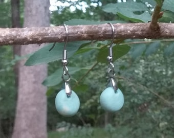 Boucles d’oreilles pendantes en argile polymère bleu ciel