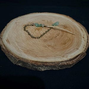 Pendule de radiesthésie en os véritable et aventurine verte.