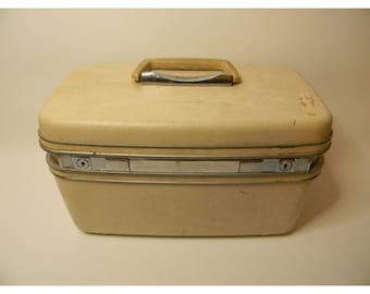 Vintage Samsonite Silhouette Off-White Train Case w\Key Missing Tray