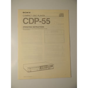 Puede incluir: Una imagen en blanco y negro de un manual de instrucciones del reproductor de discos compactos Sony CDP-55. El manual tiene una imagen del reproductor en la parte inferior de la página. El reproductor tiene una cara plateada con botones negros y una bandeja de discos negra.