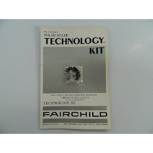 Może przedstawiać: Biała karta z czarnym tekstem, który brzmi "PN. FTK3001 SOLID STATE TECHNOLOGY KIT" i "PNP SMALL SIGNAL GENERAL PURPOSE AMPLIFIER AND SWITCH (similar to the MPS A701) TECHNOLOGY BY FAIRCHILD MADE IN KOREA 4001 MIRANDA AVE. PALO ALTO, CALIFORNIA". Karta zawiera mały plastikowy woreczek z ośmioma czarnymi tranzystorami.
