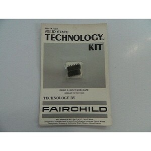 Może przedstawiać: Czarny układ scalony z etykietą "PN.FTKT002 SOLID STATE TECHNOLOGY KIT" i "QUAD 2-INPUT NOR GATE (SIMILAR TO THE 7402)" z tekstem "TECHNOLOGY BY FAIRCHILD" poniżej. Układ scalony znajduje się na białej kartce z tekstem "4501 MIRANDA AVE, PALO ALTO, CALIFORNIA" i "Ten produkt jest produkowany w jednym z następujących krajów: Korea Południowa, Hongkong, Singapur, Indonezja, Brazylia, Meksyk, Stany Zjednoczone."
