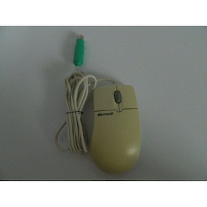 Puede incluir: Un ratón de ordenador Microsoft de color crema con una rueda de desplazamiento y un cable. El ratón tiene un conector verde y el logotipo de Microsoft es visible. El cable es blanco y agrupado.