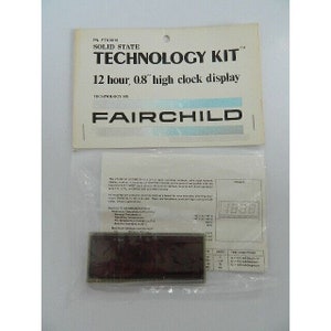Pode incluir: Um kit de tecnologia Fairchild vintage para construir um visor de relógio de 12 horas, com 0,8 polegadas de altura. O kit inclui uma placa de circuito impresso, um visor LED vermelho e instruções. A embalagem é branca com texto azul e preto.