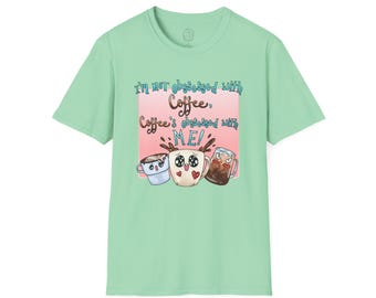 Maglietta Coffee Obsession - Abbigliamento carino ispirato alle bevande - Abbigliamento per bevande divertente e sciocco - Caffè speciale caldo ghiacciato