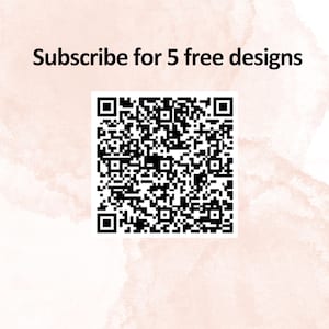 Op de afbeelding: Een zwart-witte QR-code met de tekst "Subscribe for 5 free designs" erboven.