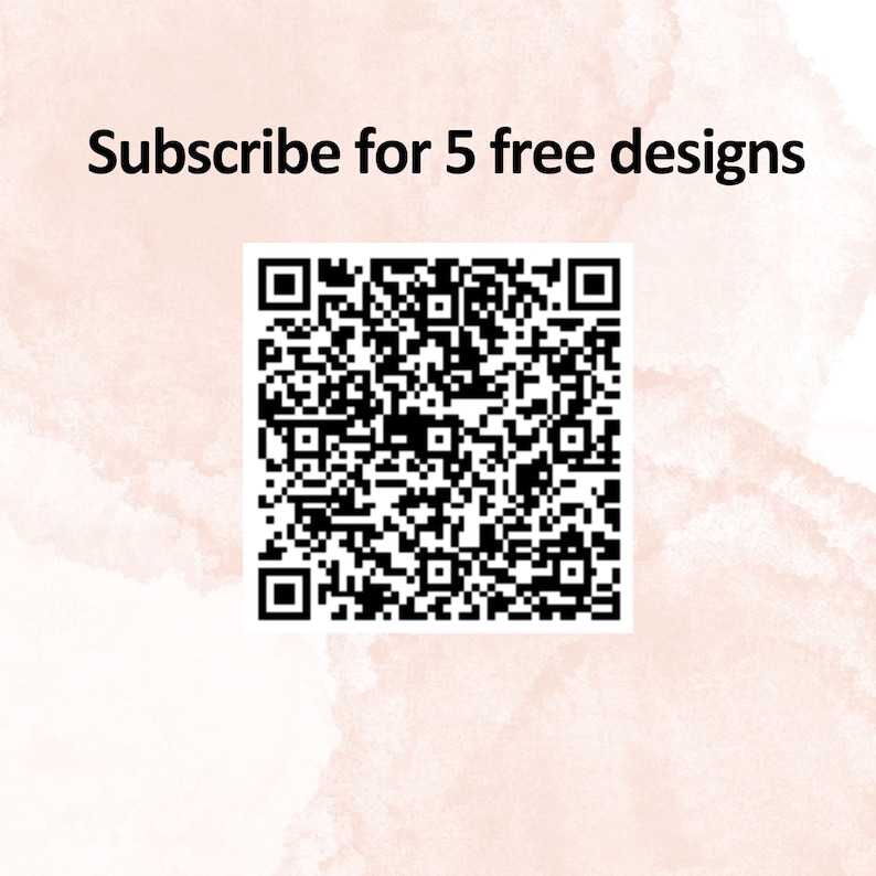 Op de afbeelding: Een zwart-witte QR-code met de tekst "Subscribe for 5 free designs" erboven.