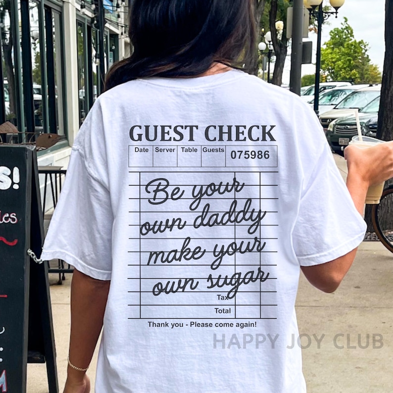 Op de afbeelding: Wit T-shirt met een zwart-witte afbeelding van een gastenbon met de tekst "Wees je eigen papa, maak je eigen suiker".