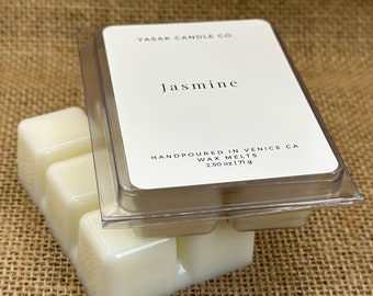 以下が含まれることがあります： 白いラベルに「YASAK CANDLE CO. Jasmine HANDPOURED IN VENICE CA WAX MELTS 2.50 oz | 71 g」と書かれた、透明なプラスチック製のワックスメルト容器