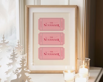 Könnte beinhalten: Ein gerahmter Druck mit drei rosafarbenen Tickets, auf denen "The Nutcracker" in roter Schrift steht. Die Tickets tragen die Nummer 122520. Der Rahmen steht auf einem Tisch mit weißen Kerzen und einem weißen Dekorationsbaum.