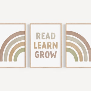 Könnte beinhalten: Set aus drei gerahmten Drucken mit einem Aquarell-Regenbogen-Design in Braun-, Beige- und Grüntönen. Der mittlere Druck zeigt den Text "READ LEARN GROW" in einer fetten, bunten Schrift.