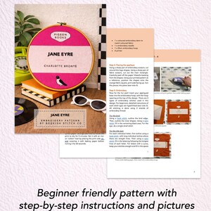 Pu&ograve; includere: Un modello di ricamo per "Jane Eyre" di Bookish Stitch Co. presenta un telaio rosa e bianco, un libro e istruzioni. Il design include un uccello e del testo. Il modello &egrave; adatto ai principianti con istruzioni passo passo.
