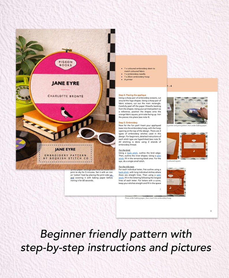 Pu&ograve; includere: Un modello di ricamo per "Jane Eyre" di Bookish Stitch Co. presenta un telaio rosa e bianco, un libro e istruzioni. Il design include un uccello e del testo. Il modello &egrave; adatto ai principianti con istruzioni passo passo.