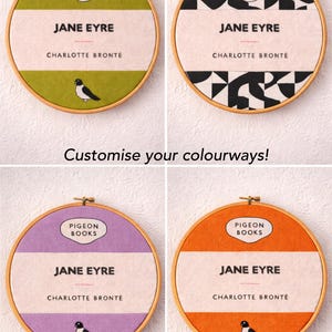 Pu&ograve; includere: Quattro cerchi da ricamo con la copertina del libro "Jane Eyre" di Charlotte Bront&euml;. Ogni cerchio ha un colore di sfondo diverso: verde, bianco e nero, viola e arancione. Il testo "Customise your colourways!" &egrave; sotto.