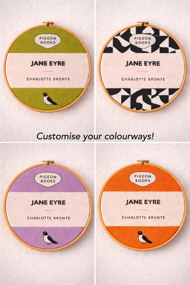 Pu&ograve; includere: Quattro cerchi da ricamo con la copertina del libro "Jane Eyre" di Charlotte Bront&euml;. Ogni cerchio ha un colore di sfondo diverso: verde, bianco e nero, viola e arancione. Il testo "Customise your colourways!" &egrave; sotto.