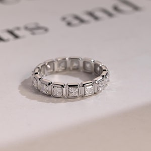 Alianza de boda a juego con moissanita de corte Asscher de 2,5 mm y bisel, alianza nupcial de oro macizo de 9/14/18 quilates, alianza apilable con bisel pavé de eternidad para ella.